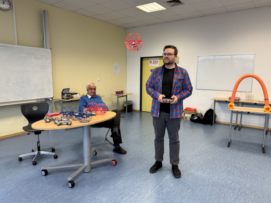 Jeder der sieben teilnehmenden Lehrer durfte natürlich ein paar Runden fliegen, nachdem wir das Wichtigste erklärt hatten.