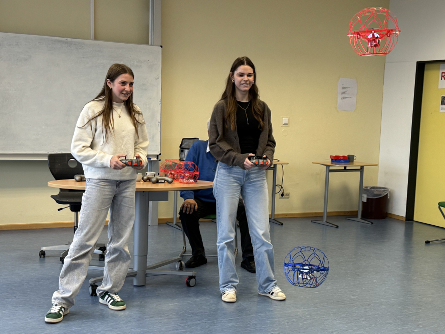 Die zwei Schülerinnen haben gezeigt: Das Konzept funktioniert! Die Schule hat sich schon für eine zukünftige Drohnenball AG ausgestattet.