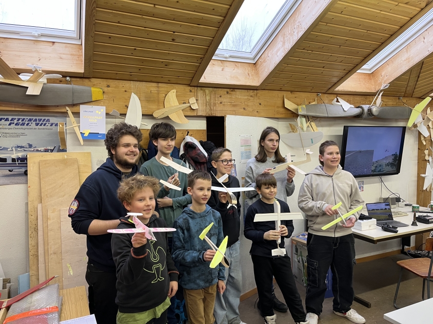 Die jugendlichen Modellbauer mit ihren Wurfgleitern.