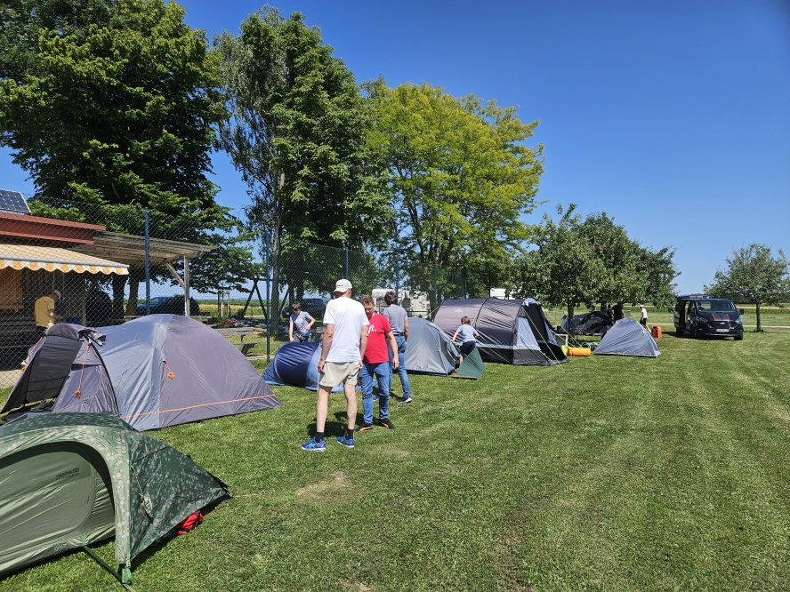Die Zelte werden direkt am Flugplatz aufgebaut – so lässt sich die zeit am Knüppel am besten maximieren.