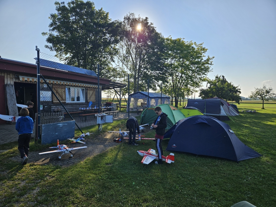 zelten-am-flugplatz