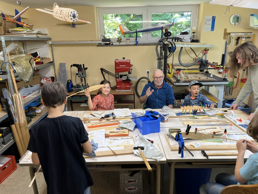 Beim Bau der Freiflieger haben alle gute Laune. Wer genau hinschaut kann erkennen, dass der Lilienthal 31 von aero-naut gerade gebaut wird.