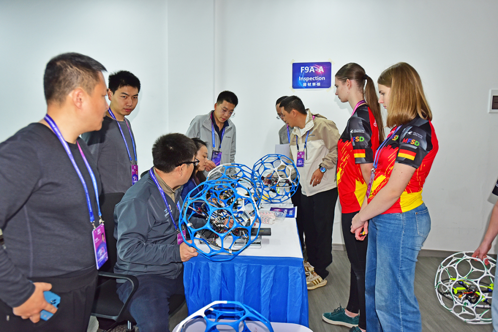 Modellkontrolle: Wir sind als erstes Team dran und somit Testpilot für die Jury.