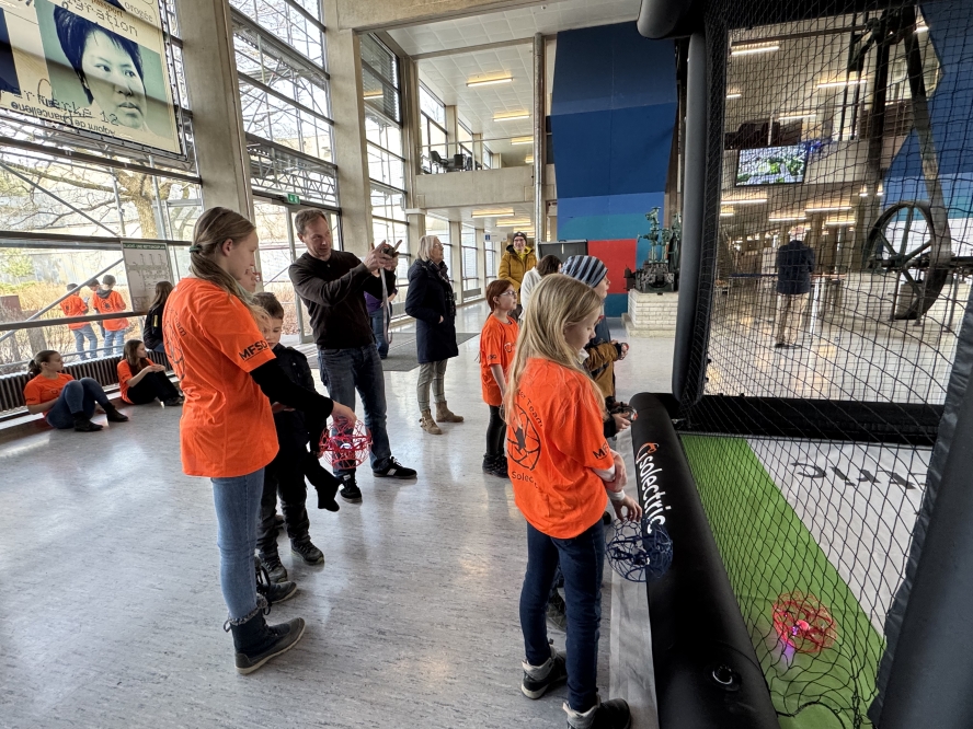 Unsere Piloten halfen tatkräftig mit – am ersten Tag haben wir mehr als 120 Flüge gezählt.