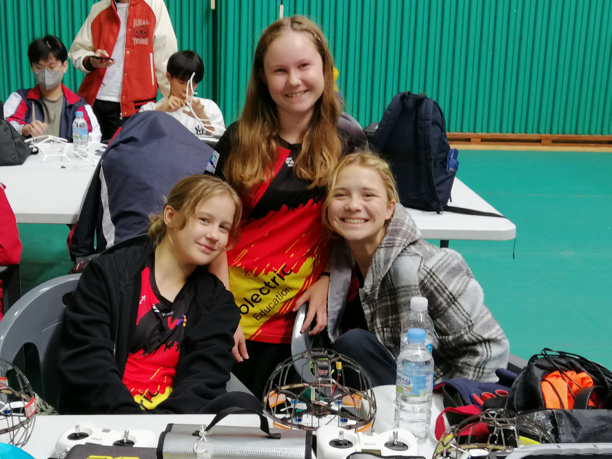 Fliegermädchen und Beisitzerinnen des Vereins von links nach rechts: Nathalie, Jasmin und Evelyn, die das Abi bereits in der Tasche hat.