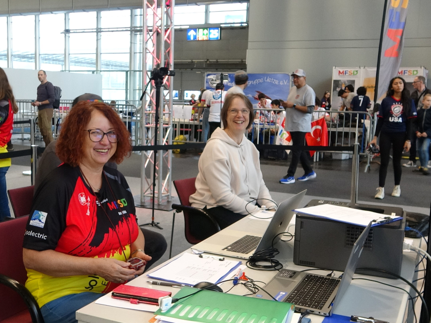 Angelika (links) und Miriam, erste Vorsitzende und Finanzchefin, moderieren den Verein als Teil des erwachsenen Vorstands.