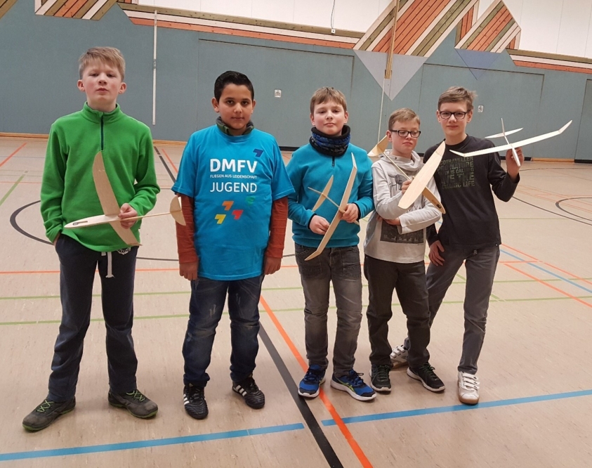 Die Jungs der ersten Gruppe vor acht Jahren. Mittlerweile sind es junge Männer geworden – in der Ausbildung oder schon fertig. Einer ist sogar auf dem Weg, Flugzeugmechaniker zu werden, ein anderer ist schon Geselle.