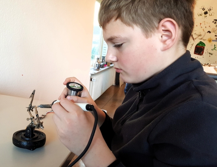 In der Bastelgruppe wurden die Grundlagen zur späteren Berufswahl gelegt. Justin hat nach der Schule eine Lehre zum Elektriker für Gebäudetechnik abgeschlossen.
