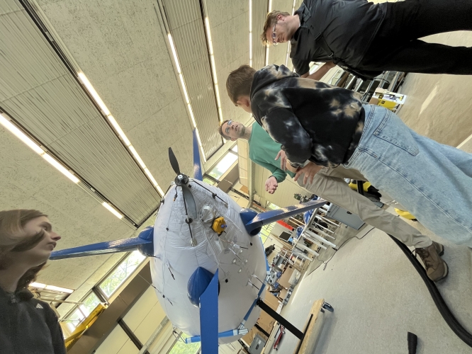 Neben dem Druckpropeller, der hinten das Luftschiff antreibt, gibt es acht kleine Impeller, die genaue Bewegungen ermöglichen.