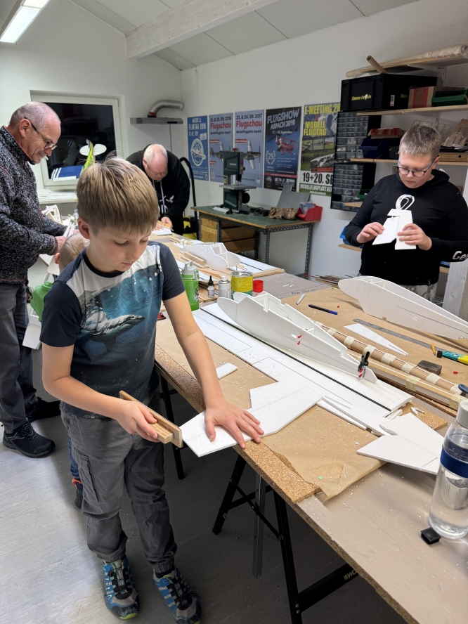 Das Schleifen von Superboard ist keine einfache Sache – es wird in langen Zügen mit wenig Druck geschliffen. Das erfordert Fingerspitzengefühl.