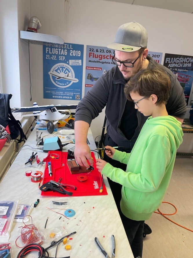 Die Gelegenheit zum Lötkurs wird bei beiden Modellen ausgenutzt – nach einer „Lehrstunde“ mit Björn darf jeder ein selbstgelötetes Ladekabel mitnehmen.