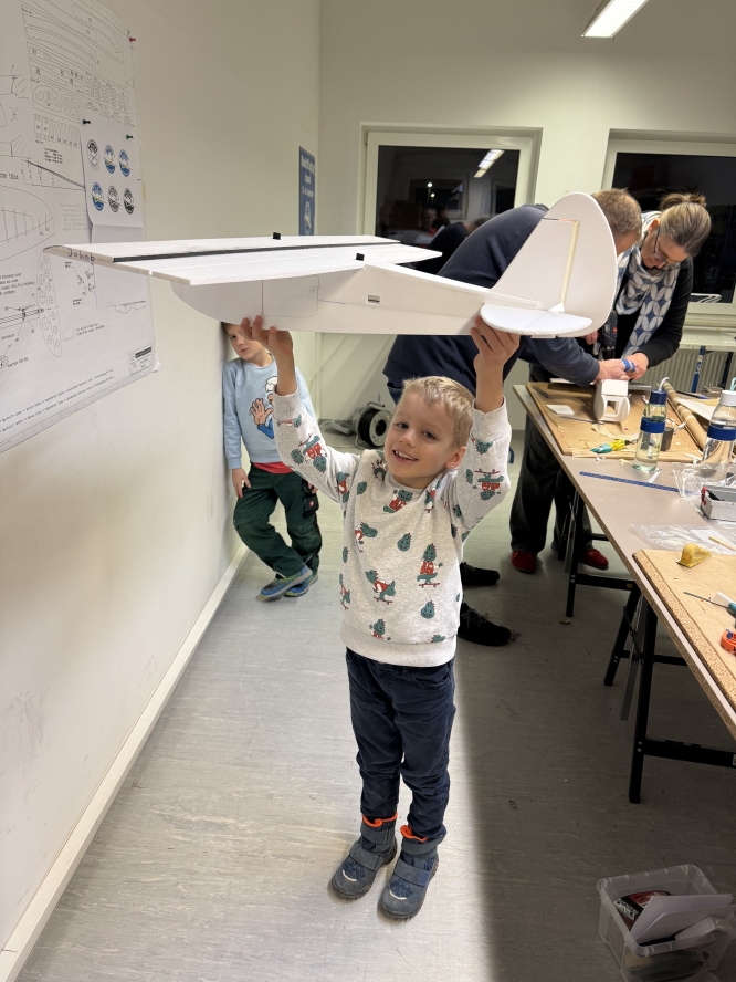 Ob Piroli oder Buschtrottel: Ein Erfolgsgefühl haben die Jugendlichen gleichermaßen, wenn der Rohbau fertig wird.