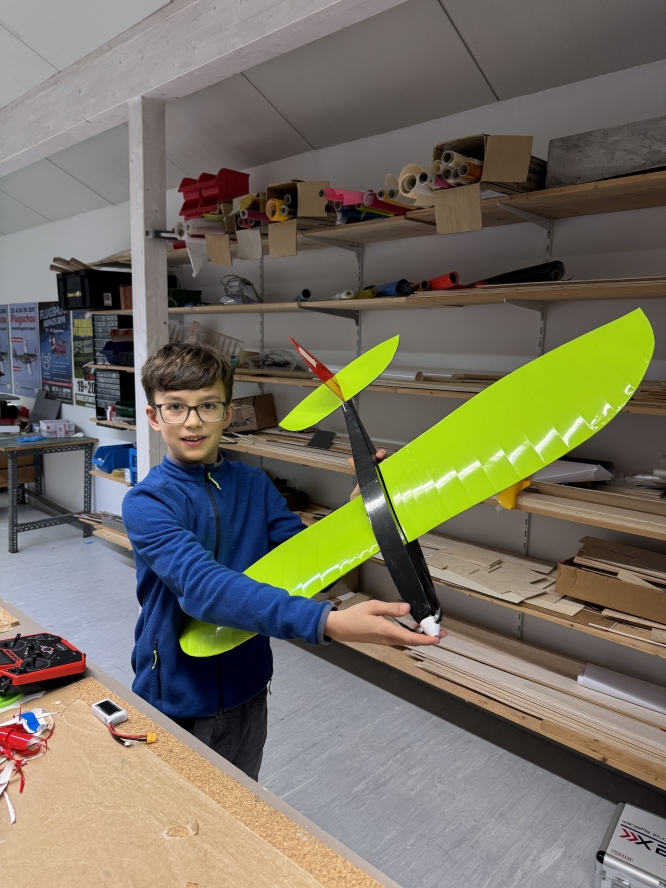 Sowohl beim Anbringen den Bügelfolie als auch beim professionellen Auftrag der Acrylfarbe gibt es wertvolles, neues Wissen zu vermitteln.