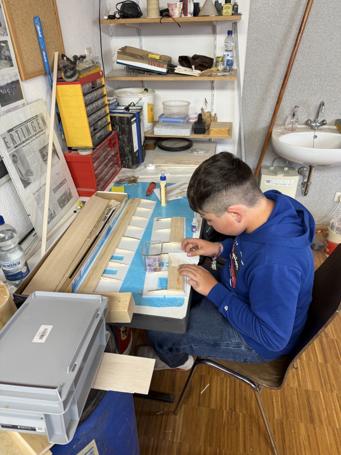 Holme in die Tragfläche eines Lilienthal-Gleiters geklebt. Das Projekt hat viele Jugendliche handwerklich vorangebracht.