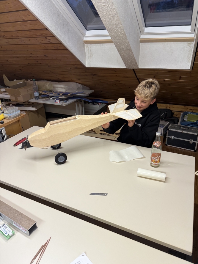 Das Seitenleitwerk wird bei einem der fünf gebauten Sportys sorgfältig angepasst und angeklebt.