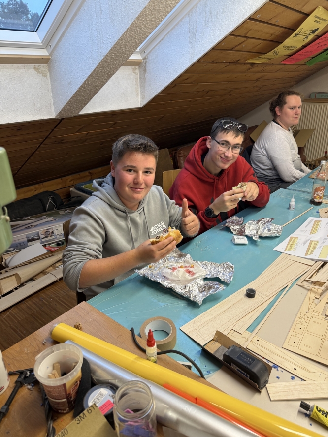 Wer viel baut, muss sich auch stärken: Es gab immer mal wieder einen gemeinsamen Döner zum Mittagessen.