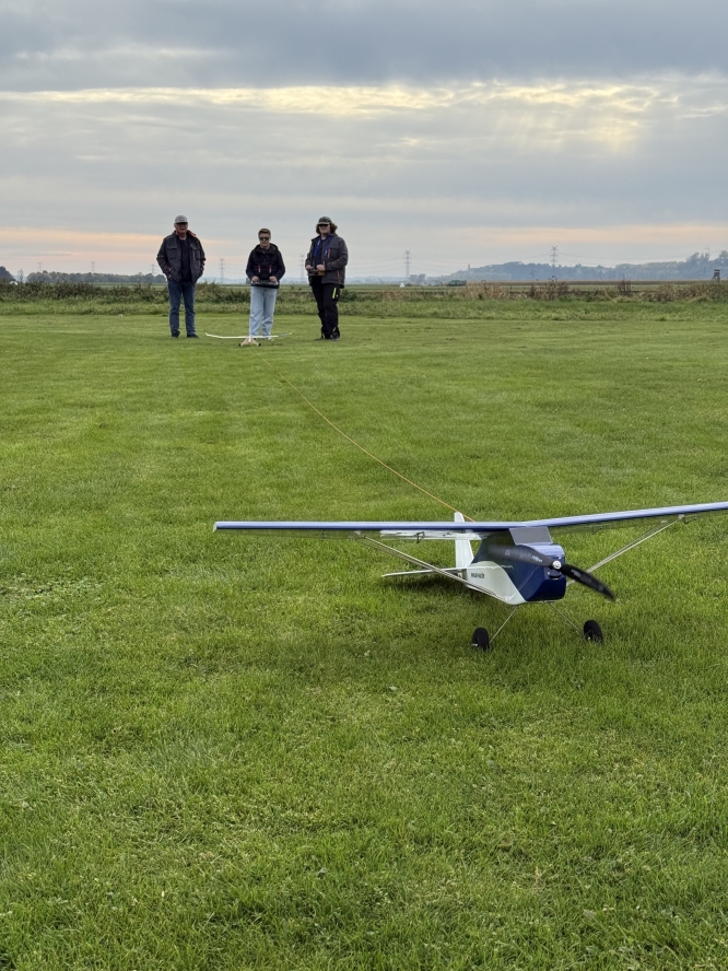 Große Aufregung: Der erste Testflug im Schleppgespann steht nur kurz bevor.