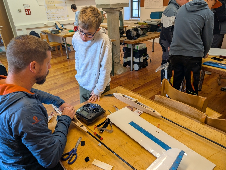 Rabatte und andere Vorteile bei den teilnehmenden Firmen erleichtert es den Jugendgruppen, Modelle und Material für das gemeinsame Bauen zu beschaffen.