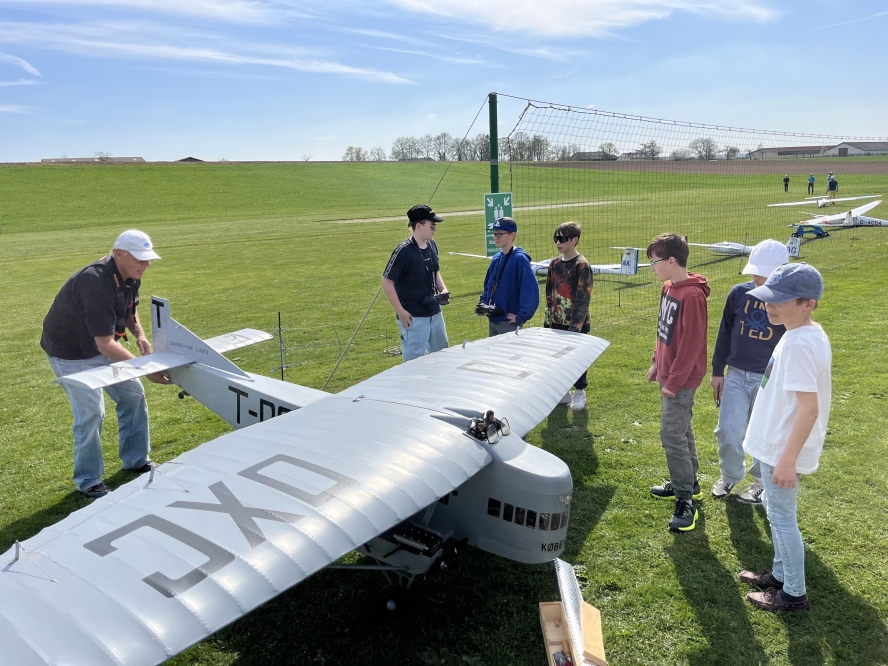 Die Jugendgruppe beim Vereinsfliegen: Hier gibt es immer viel zu sehen.