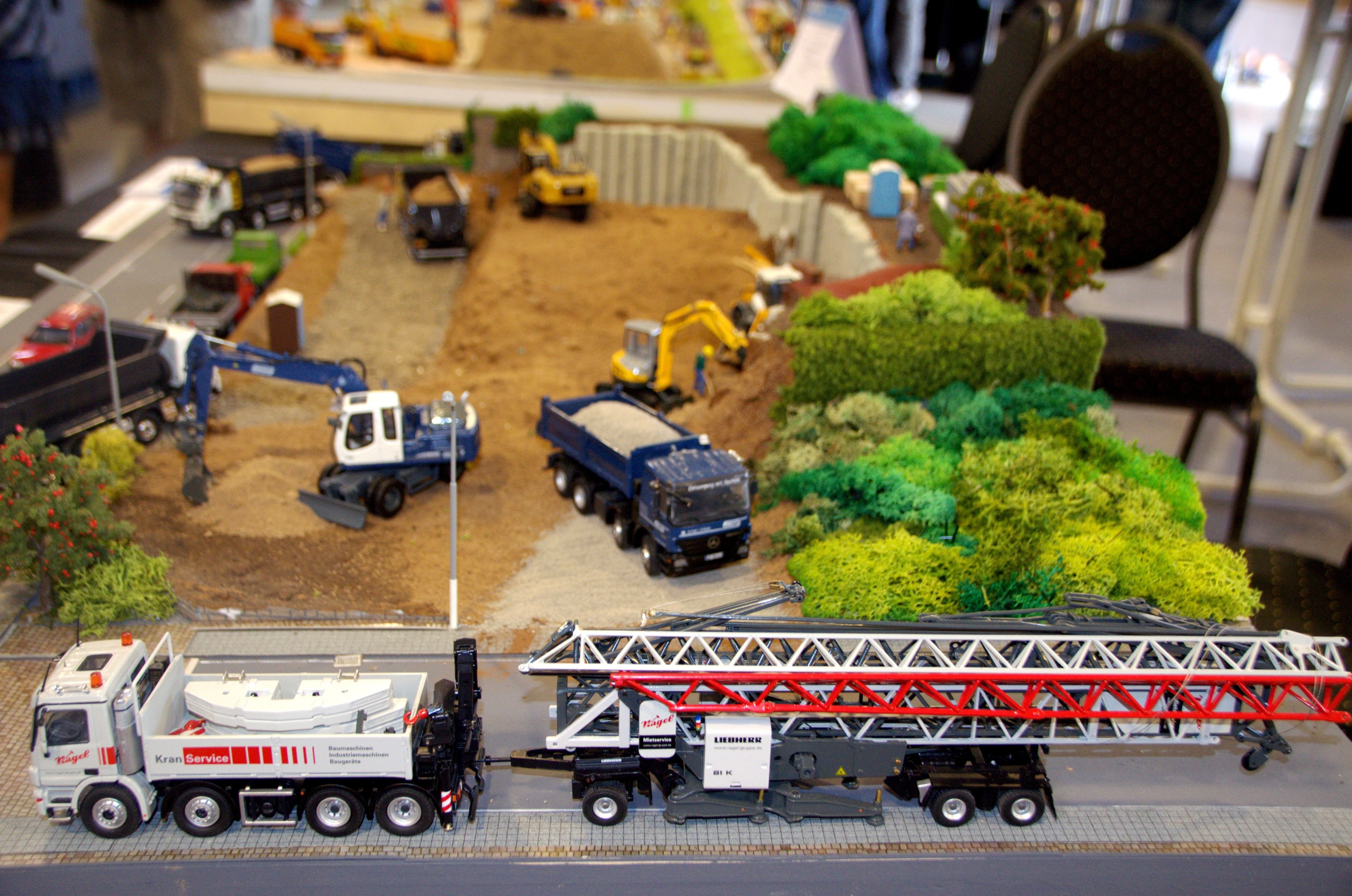 Bei der Mini-Bauma steht neben der detailgetreuen Nachbildung die Funktionalität der Modelle im Vordergrund. Quelle: TMSNH